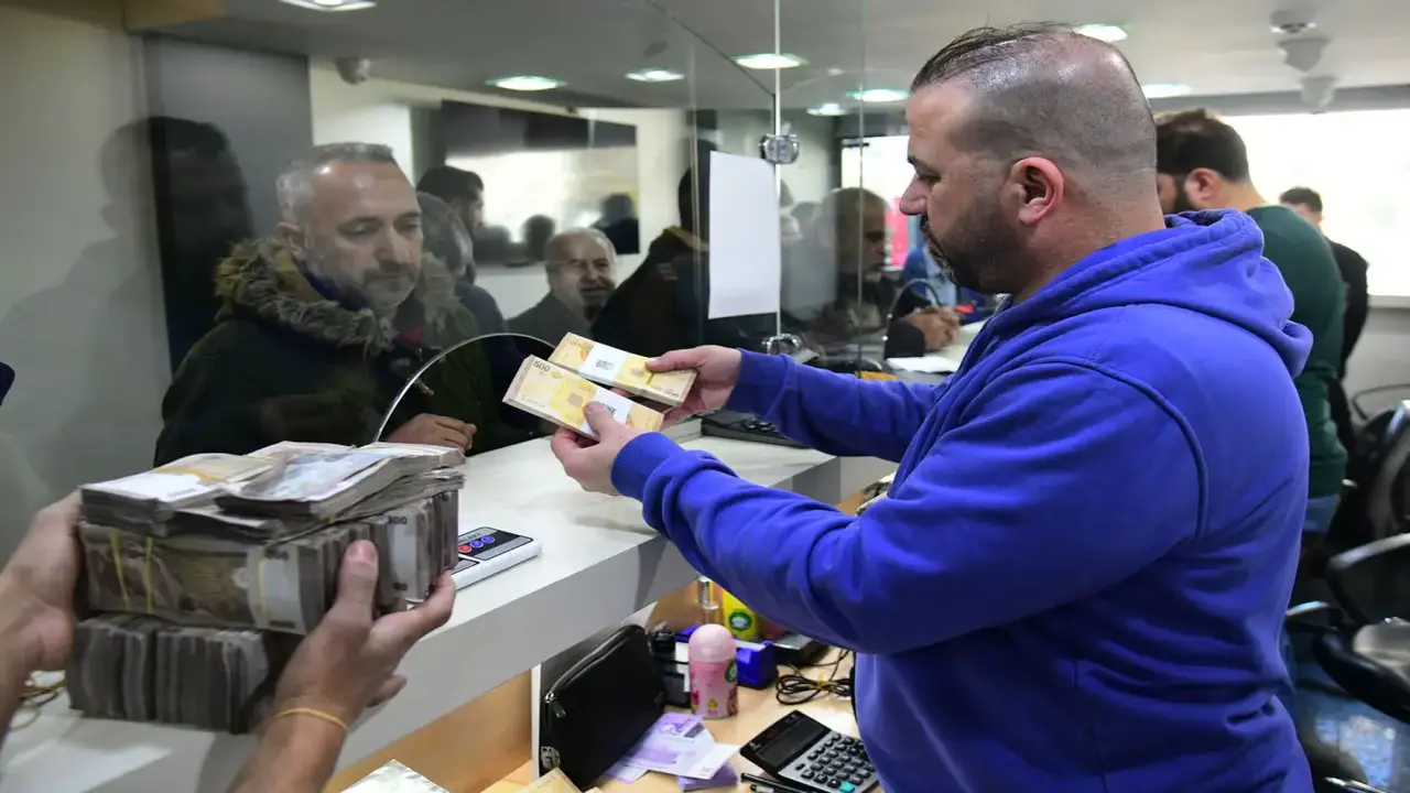 الليرة السورية تسجل ارتفاعًا ملحوظًا أمام الدولار الأمريكي